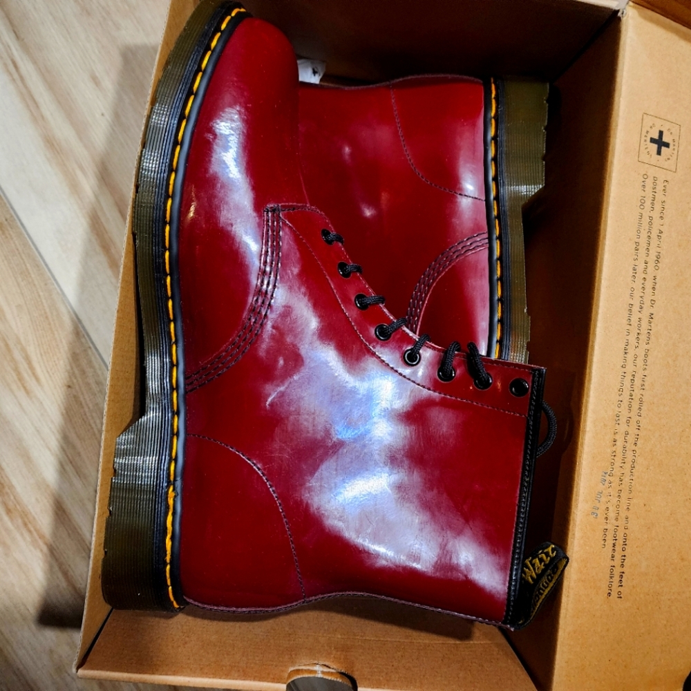 US14 Dr. Martens Doc Martens Patent Lamper 8-eye Cherry Red 1460 Leather Boots